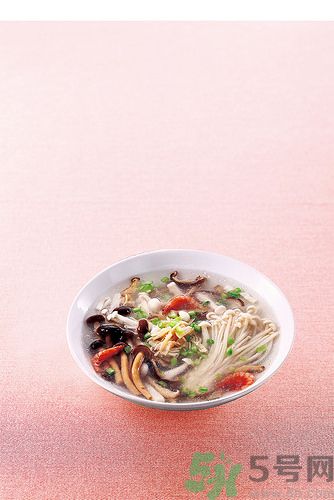簡(jiǎn)單蔬菜湯的做法有哪此些？蔬菜湯有美容的功效嗎