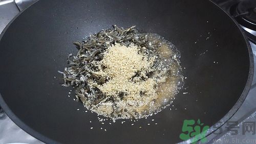 小魚干怎么炒好吃？蜜汁小魚干的做法