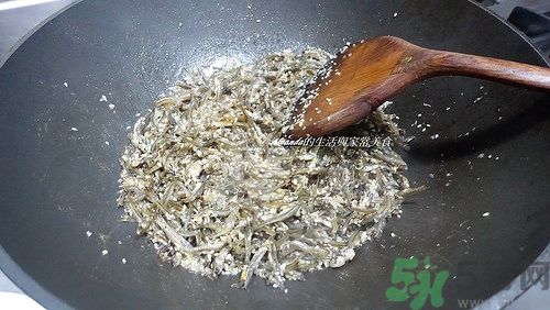 小魚干怎么炒好吃？蜜汁小魚干的做法