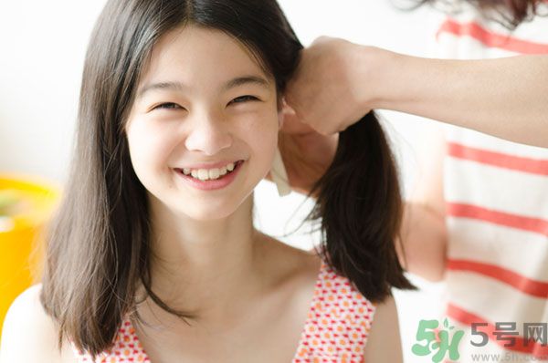 先用護(hù)發(fā)素還是先用洗發(fā)水？洗發(fā)水護(hù)發(fā)素的使用順序？