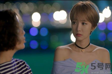穿露肩服裝好搭配嗎？露肩衣服怎么搭配性感？