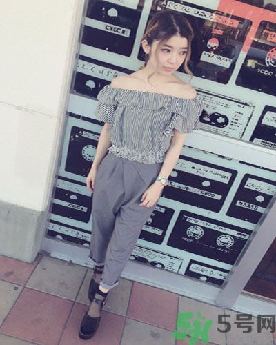穿露肩服裝好搭配嗎？露肩衣服怎么搭配性感？
