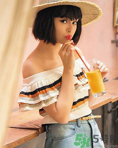 穿露肩服裝好搭配嗎？露肩衣服怎么搭配性感？