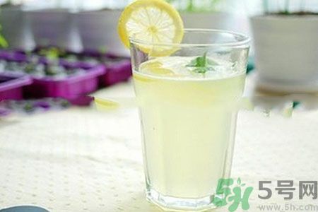 檸檬水怎么喝減肥？檸檬片用多少度的水泡最好？