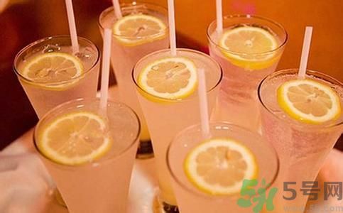 檸檬水怎么喝減肥？檸檬片用多少度的水泡最好？