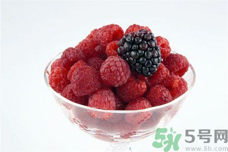 長(zhǎng)痘痘肌膚干燥怎么辦？肌膚干燥吃什么食物好？