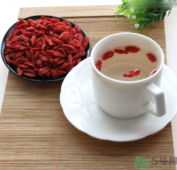 枸杞泡水有什么害處？枸杞泡水喝有什么好處？