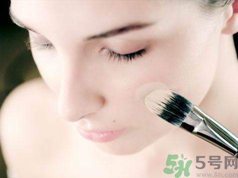 用什么粉餅美白效果好？粉餅與粉底液的區(qū)別？