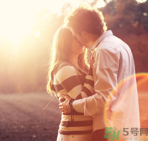 男人劈腿的表現(xiàn)有哪些？怎么判斷一個男人是否劈腿？