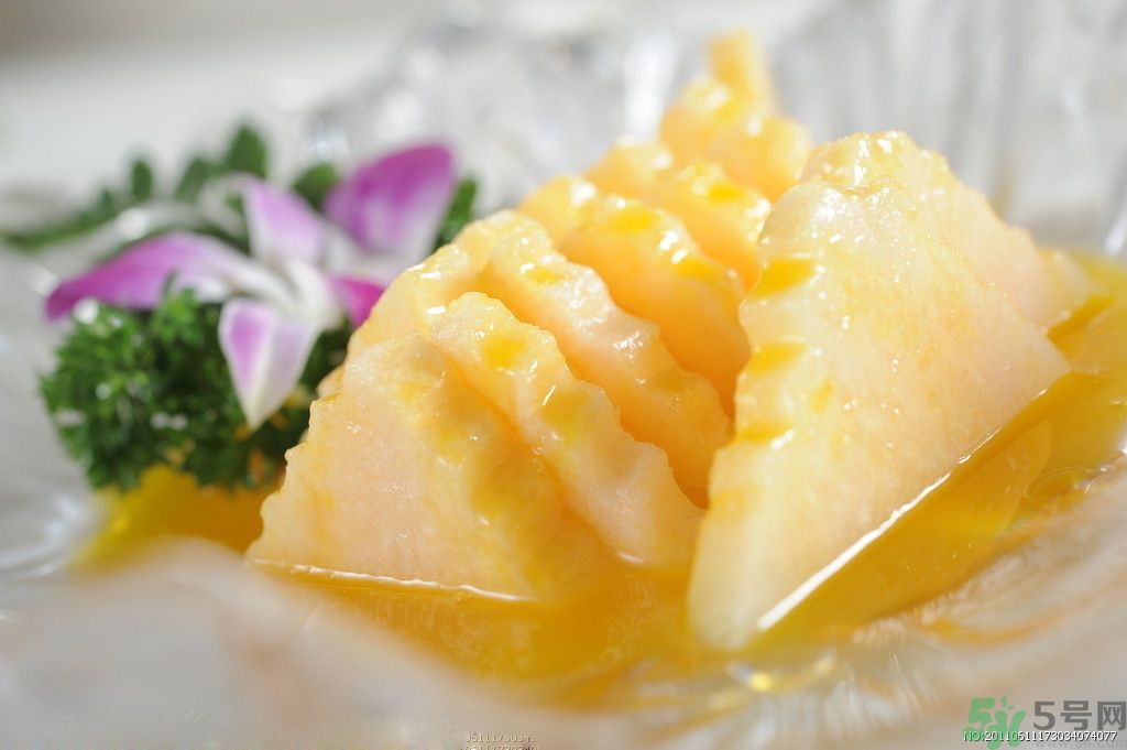 菠蘿發(fā)黑能吃嗎？菠蘿為什么要用鹽水泡？