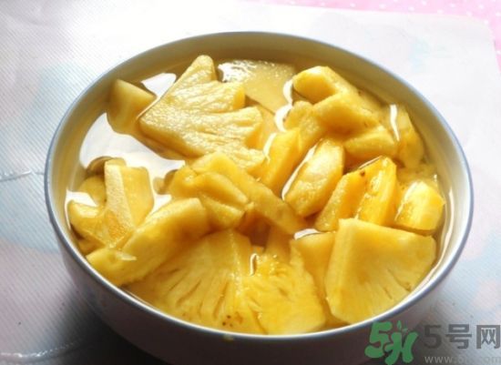 菠蘿發(fā)黑能吃嗎？菠蘿為什么要用鹽水泡？