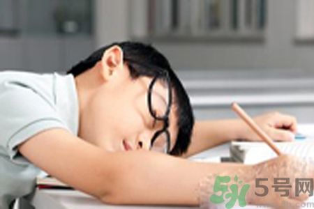 睡覺(jué)流口水是什么原因？睡覺(jué)流口水怎么辦？