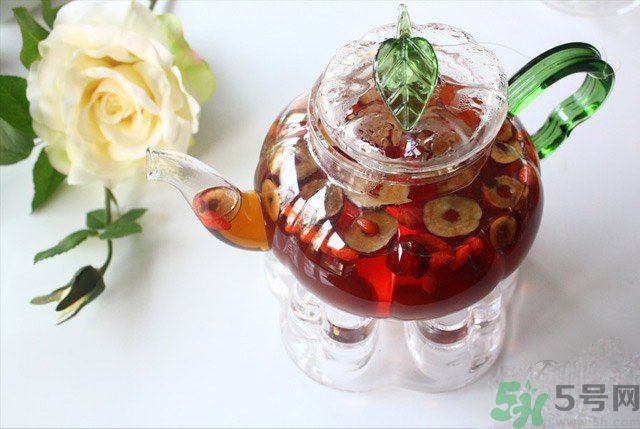 紅棗不能和什么一起吃？紅棗泡水喝會(huì)上火嗎？