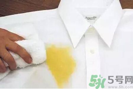 草莓汁弄到衣服上了怎么洗？怎么洗掉草莓汁？