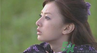 ?17歲女生有喉結(jié)正常嗎？17歲女生喉結(jié)突出怎么辦？