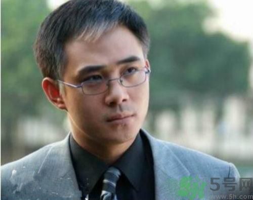 年輕人長白頭發(fā)怎么辦？年輕人長白頭發(fā)是什么原因？