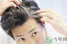 年輕人長白頭發(fā)怎么辦？年輕人長白頭發(fā)是什么原因？
