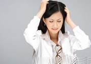 年輕人長(zhǎng)白頭發(fā)怎么辦？年輕人長(zhǎng)白頭發(fā)是什么原因？