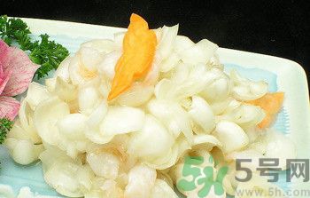孕婦能吃百合,百合雖能補(bǔ)氣，亦傷肺氣，不宜多服。 另百合風(fēng)寒咳嗽、虛寒出血、脾胃不佳者忌食 百合味甘，性微寒。歸心、肺經(jīng)。 百合鮮品含黏液質(zhì)，具有潤(rùn)燥清熱作用，中醫(yī)用之治療肺燥或肺熱咳嗽等癥常能奏效。 功能主治 　　養(yǎng)陰潤(rùn)肺，清心安神。用于陰虛久咳，痰中帶血，虛煩驚悸，失眠多夢(mèng)，精神恍惚。 　　具有養(yǎng)陰潤(rùn)肺止咳功效，用于肺陰虛的燥熱咳嗽，痰中帶血，如百花膏。治肺虛久咳，勞嗽咯血，如百合固金湯。 　　具有清心安神功效，用于熱病余熱未清，虛煩驚悸，失眠多夢(mèng)等。藥用時(shí)煎服，10～30g。清心宜生用，潤(rùn)肺蜜炙用。 養(yǎng)陰清熱，滋補(bǔ)精血。 孕婦吃百合有什么好處 百合的營(yíng)養(yǎng)非常豐富，孕期吃點(diǎn)百合對(duì)胎兒有很大的幫助，百合別名蒜腦薯，其根如大蒜，味如山薯，既是甜美的食品，也是有益的藥物。孕婦吃百合能補(bǔ)充維生素B1、B2、鈣、磷、鉀等營(yíng)養(yǎng)成分。百合性平味甘，還能補(bǔ)中益氣，養(yǎng)陰潤(rùn)肺，止咳平喘，利大小便。 1、潤(rùn)肺止咳、清心安神，可用于肺癆咯血、肺虛久咳、虛煩驚悸、失眠及熱病后余熱未清、心煩口渴等癥。 2、美容功效，百合富含鉀，有利于加強(qiáng)肌肉興奮度，促使代謝功能協(xié)調(diào)，使皮膚富有彈性，減少皺紋。尤其適宜工作壓力大的人群。對(duì)面部扁平疣、痤瘡、雀斑、皮膚干燥等總是都有一定療效。常食可使肌膚潤(rùn)澤，皮膚白嫩，減少皺紋，延緩衰老。 3、百合還含有一種水解秋水仙堿，有滋養(yǎng)安神作用。 4、百合是一味滋補(bǔ)妙晶，補(bǔ)益而兼清潤(rùn)，最適宜于內(nèi)有虛火之虛弱癥者。 5、能保護(hù)血管、降低血漿膽固醇，有效預(yù)防高血壓，降低血糖。 6、食用百合能增進(jìn)大腸功能，促進(jìn)排便通暢。 7、百合含有的多種生物堿還能抑制癌細(xì)胞繁殖，有抗癌作用。 孕婦吃百合的注意事項(xiàng) 百合富含蛋白質(zhì)、糖、磷、鐵以及多種微量元素，孕婦吃百合不僅能補(bǔ)充身體所需的能量微量元素，還可以開胃、安神，有助于增強(qiáng)體質(zhì)的作用。但這并不意味百合對(duì)孕婦都是安全的，孕婦在食用的時(shí)候也有需要注意的地方哦。 1、風(fēng)寒咳嗽、虛寒出血、脾胃不佳者忌食百合 從對(duì)鼠類、犬類的實(shí)驗(yàn)中發(fā)現(xiàn)長(zhǎng)時(shí)間大劑量食用會(huì)導(dǎo)致肺、腎的損壞及對(duì)白細(xì)胞、野生百合全株血小板的影響，即使是食用百合也有一定毒性，建議使用前向醫(yī)師咨詢。直接接觸生的球莖可能會(huì)引起皮膚瘙癢，吞噬生的球莖可能會(huì)引起嘔吐、拉肚子等癥狀。 2、對(duì)百合過敏的人不宜吃百合 百合有可能成為過敏原的，如果是對(duì)百合過敏的話，食用百合就可能造成皮膚紅腫、經(jīng)常性腹瀉、消化不良、頭痛、咽喉疼痛、哮喘等過敏癥狀了，所以此類人群也要避免食用百合。 3、不宜多吃 百合作為一種保健食品同時(shí)也是一種良好的藥材。是藥三分毒，長(zhǎng)期食用對(duì)身體會(huì)有較大的傷害，如產(chǎn)生對(duì)此藥物的依賴性。所以孕婦不宜多吃。 4、選擇新鮮優(yōu)質(zhì)的百合 新鮮的食材做出的菜肴風(fēng)味好，營(yíng)養(yǎng)價(jià)值高，所以很多人都喜歡吃。購(gòu)買新鮮的百合時(shí)應(yīng)挑選個(gè)大的、顏色白、瓣勻、肉質(zhì)厚、底部凹處泥土少的。如果百合顏色發(fā)黃、凹處泥土濕潤(rùn)，可能已經(jīng)爛心，此時(shí)就不宜食用了。如果是購(gòu)買干百合的話，則是已干燥、無(wú)雜質(zhì)、肉厚且晶瑩剔透為佳。 5、不宜直接碰觸新鮮百合 百合具有一定毒性，直接接觸生的球莖可能會(huì)引起皮膚瘙癢，吞噬生的球莖可能會(huì)引起嘔吐、拉肚子等癥狀。 6、烹調(diào)方式健康 孕期飲食不宜過重口味，孕婦吃百合的時(shí)候應(yīng)盡量避免高油高溫過久的方式，以免上火、消化不良不舒服。