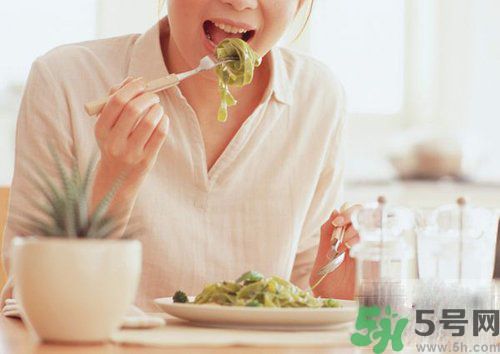 胃潰瘍吃什么食物好？調(diào)理胃潰瘍的方法有哪些？