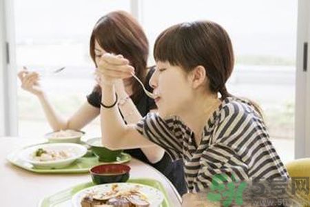 胃潰瘍吃什么食物好？調(diào)理胃潰瘍的方法有哪些？
