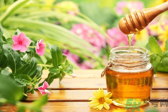 胃潰瘍可以喝蜂蜜嗎？服用蜂蜜要注意什么？