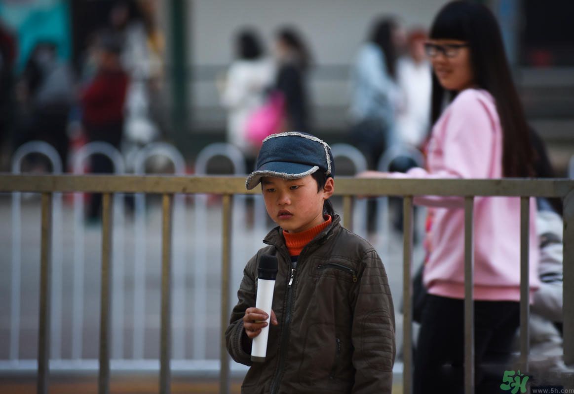 9歲賣唱男孩撐起一個家 父母怎樣教育孩子？