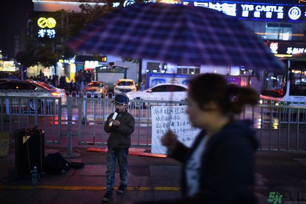 9歲賣唱男孩撐起一個家 父母怎樣教育孩子？