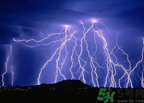 一家人掃墓遭雷擊是怎么回事？出行怎樣避雷？