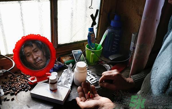 小鎮(zhèn)百人患塵肺病的原因是什么？塵肺病是什么?。? width=
