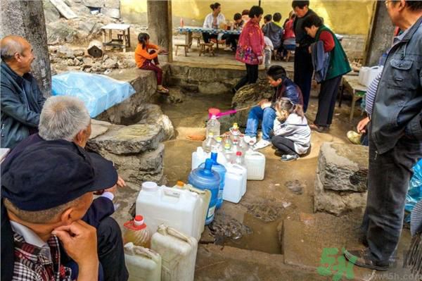 市民翻山排隊取靈水是怎么回事？靈水在哪里？