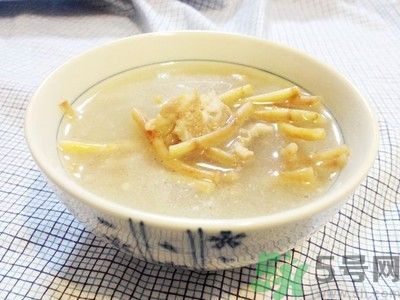 魚腥草可以和雪梨冰糖煮水喝嗎？魚腥草雪梨煲有什么好？