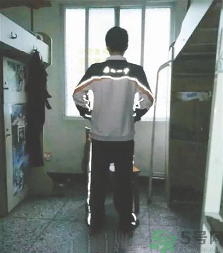 校服帶反光標志防早戀是怎么回事？校服為什么要帶反光標志？