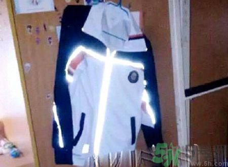 校服帶反光標志防早戀是怎么回事？校服為什么要帶反光標志？
