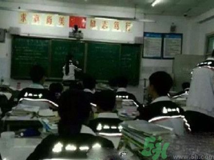 校服帶反光標志防早戀是怎么回事？校服為什么要帶反光標志？