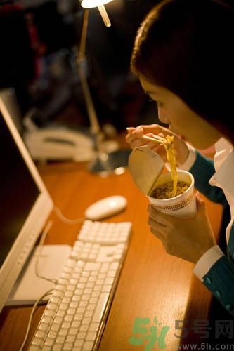 晚上12點吃東西好嗎？晚上12點吃東西會胖嗎？