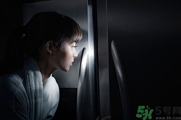 晚上12點吃東西好嗎？晚上12點吃東西會胖嗎？