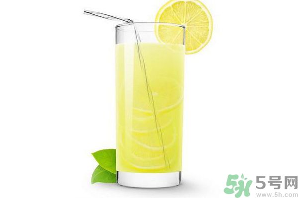 每天喝檸檬水能美白嗎？每天喝檸檬水好不好？