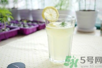 每天喝檸檬水能美白嗎？每天喝檸檬水好不好？