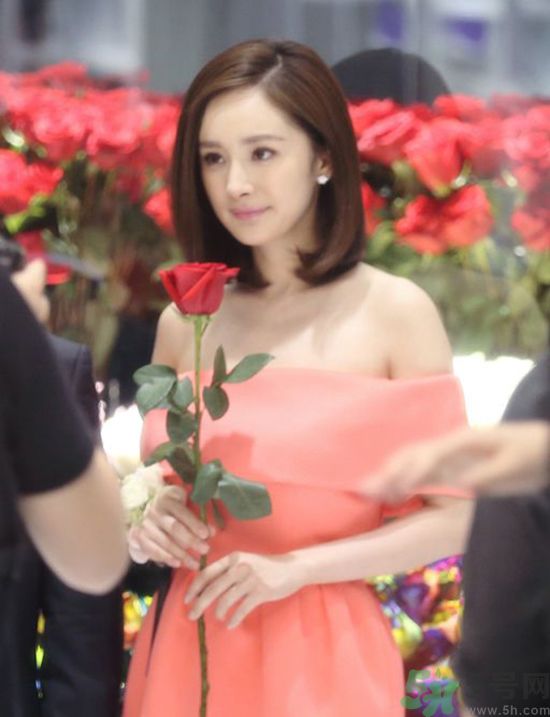 一字肩衣服適合什么人？一字肩衣服怎么穿？