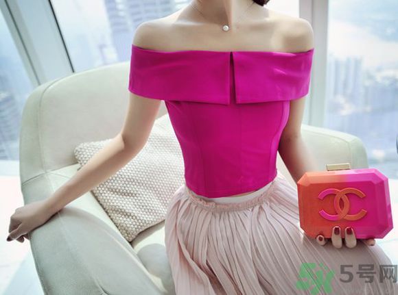 一字肩衣服適合什么人？一字肩衣服怎么穿？