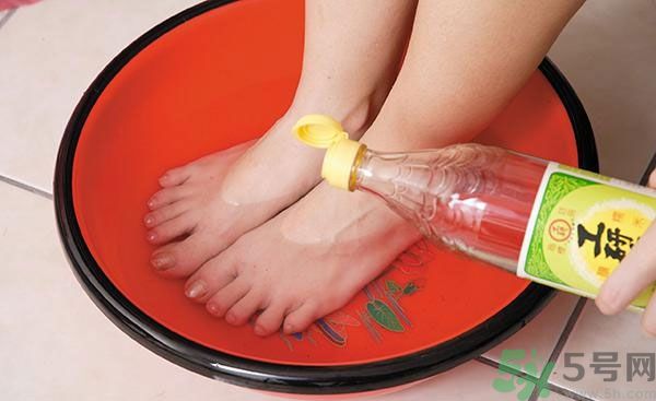 用醋泡腳能治腳臭嗎？泡腳放醋能除腳臭嗎？