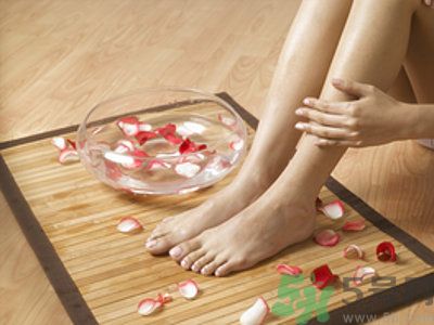 用醋泡腳能治腳臭嗎？泡腳放醋能除腳臭嗎？