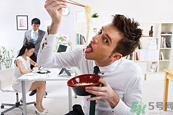 滿漢宴方便面煮著吃泡著吃哪個好？