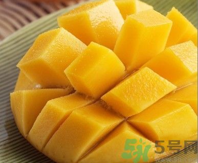芒果皮發(fā)黑還可以吃嗎？芒果長(zhǎng)黑斑吃了會(huì)怎么樣？