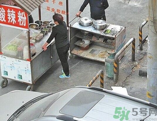 住窩棚夫婦倆十多年堅守女兒失蹤路口 如何預防孩子走失？
