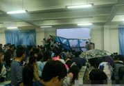 哪個學(xué)校學(xué)校窗戶突然倒塌？男生拼命護住女生 ！