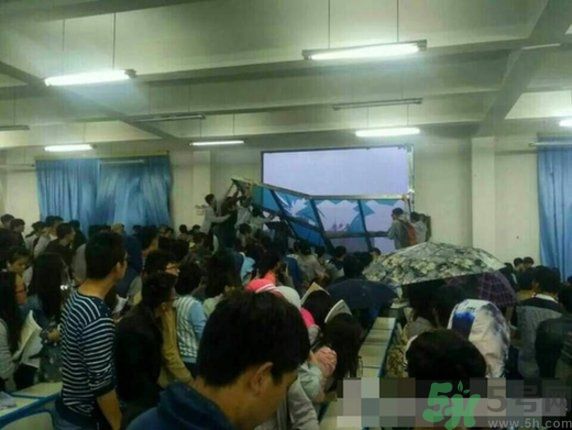 哪個(gè)學(xué)校學(xué)校窗戶突然倒塌？男生拼命護(hù)住女生 ！