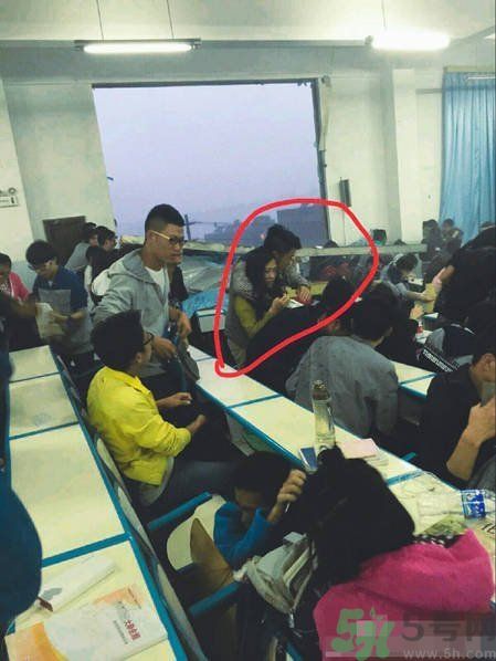 哪個(gè)學(xué)校學(xué)校窗戶突然倒塌？男生拼命護(hù)住女生 ！
