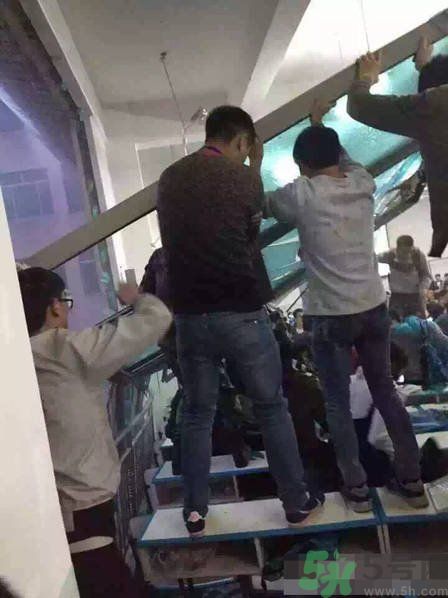 哪個(gè)學(xué)校學(xué)校窗戶突然倒塌？男生拼命護(hù)住女生 ！